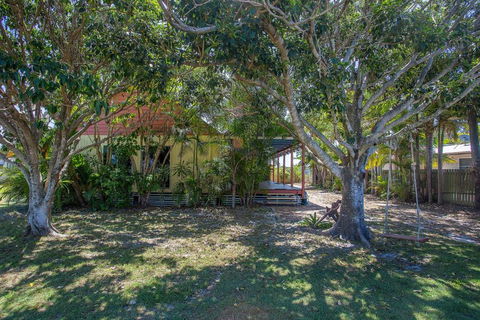 6 Ilmenite Avenue Coastal Beach Shack Within Walking Distance To Patrolled Beach & CBD - Accommodation QLD 1