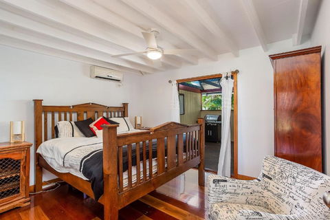 6 Ilmenite Avenue Coastal Beach Shack Within Walking Distance To Patrolled Beach & CBD - Accommodation QLD 3