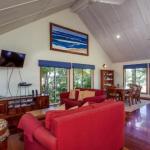6 Ilmenite Avenue Coastal Beach Shack Within Walking Distance To Patrolled Beach & CBD - Accommodation QLD 0