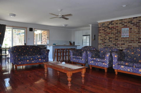 23 Carlo Road Lowset Family Home Within Walking Distance To The Shopping Centre. Pet Friendly - Accommodation QLD 3