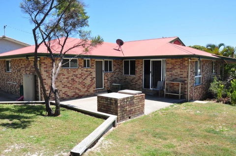 23 Carlo Road Lowset Family Home Within Walking Distance To The Shopping Centre. Pet Friendly - Accommodation QLD 5