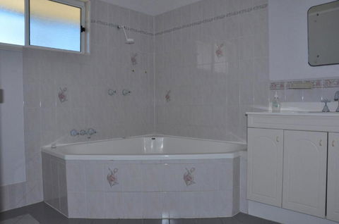 23 Carlo Road Lowset Family Home Within Walking Distance To The Shopping Centre. Pet Friendly - Accommodation QLD 2