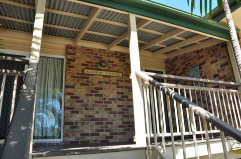 23 Carlo Road Lowset Family Home Within Walking Distance To The Shopping Centre. Pet Friendly - Accommodation QLD 6