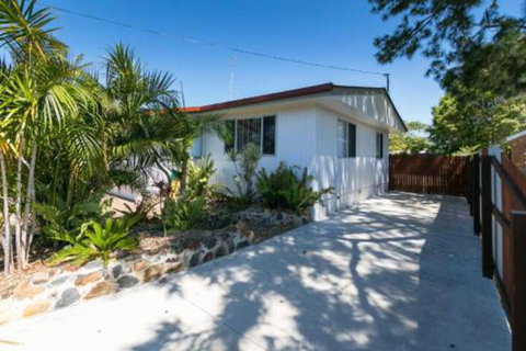 Charming Beach House - Accommodation QLD 4