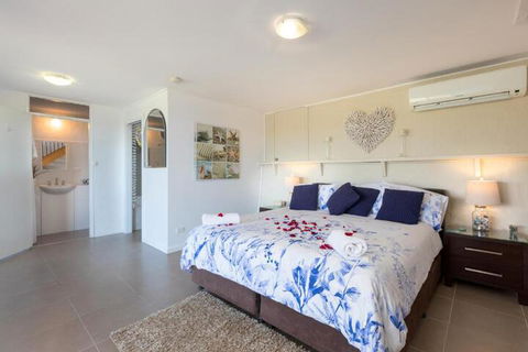 Absolute Oceanfront Cottage - Accommodation QLD 2
