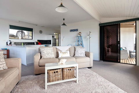 KINGFISHER COTTAGE Beachfront At The Binalong Bay - Accommodation QLD 6