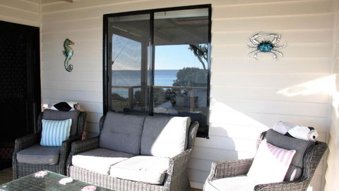 KINGFISHER COTTAGE Beachfront At The Binalong Bay - Accommodation QLD 2