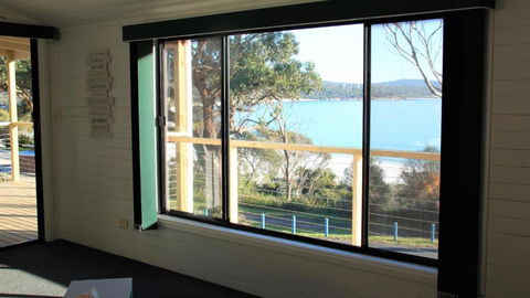KINGFISHER COTTAGE Beachfront At The Binalong Bay - Accommodation QLD 5