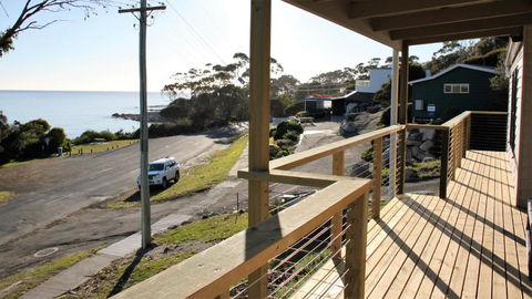 KINGFISHER COTTAGE Beachfront At The Binalong Bay - Accommodation QLD 4