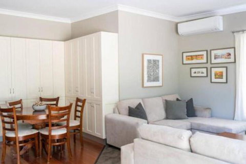 Kinross Cottage Neat & Stylish Sleeps 9 - Accommodation QLD 7
