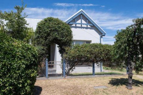 Kinross Cottage Neat & Stylish Sleeps 9 - Accommodation QLD 3