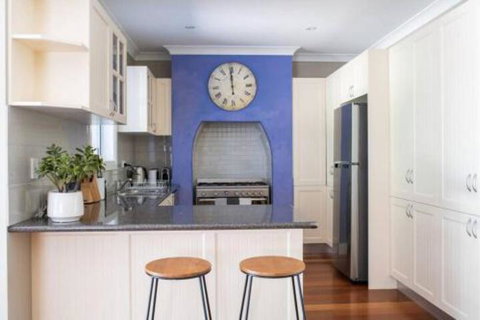 Kinross Cottage Neat & Stylish Sleeps 9 - Accommodation QLD 5