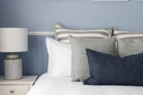 Kinross Cottage Neat & Stylish Sleeps 9 - Accommodation QLD 6