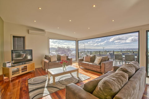Georges Bay Luxury - Accommodation QLD 6