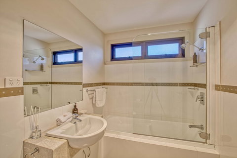 Georges Bay Luxury - Accommodation QLD 1