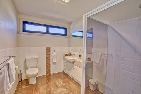 Georges Bay Luxury - Accommodation QLD 2