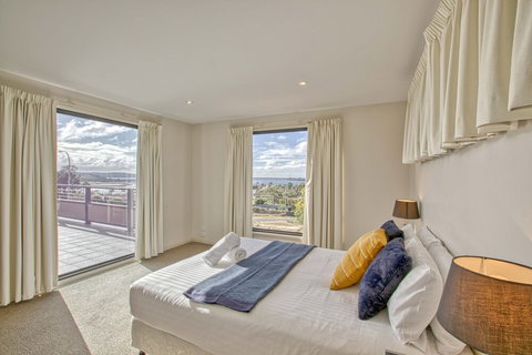 Georges Bay Luxury - Accommodation QLD 5