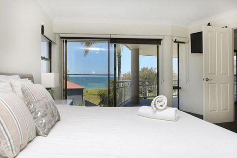 BEACHSIDE MANOR Walk To The Beach - Accommodation QLD 3