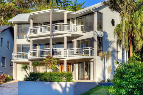 BEACHSIDE MANOR Walk To The Beach - Accommodation QLD 4