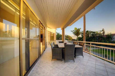 BEACHSIDE MANOR Walk To The Beach - Accommodation QLD 2