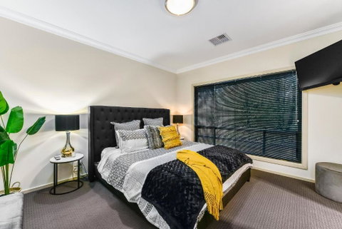 Accommodation On Lansell 2 - Accommodation QLD 4