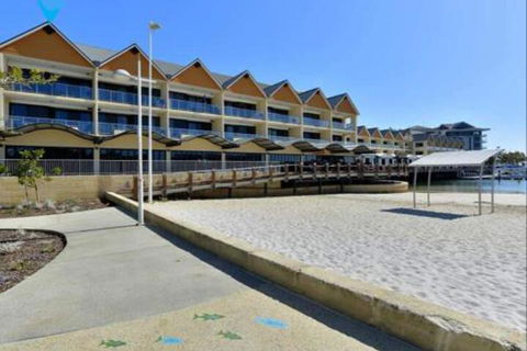 Oceanic Apartment - Accommodation QLD 3