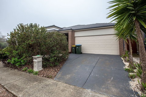 Gorgeous 4BR Home In Point Cook - Accommodation QLD 6