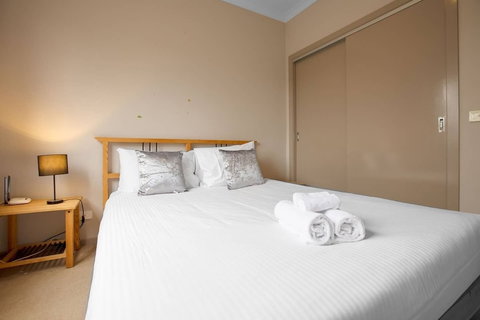 Gorgeous 4BR Home In Point Cook - Accommodation QLD 2