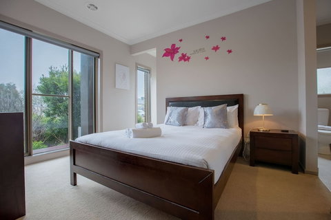 Gorgeous 4BR Home In Point Cook - Accommodation QLD 3