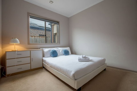 Gorgeous 4BR Home In Point Cook - Accommodation QLD 1