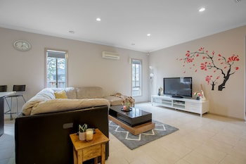 Gorgeous 4BR Home In Point Cook - Accommodation QLD 0