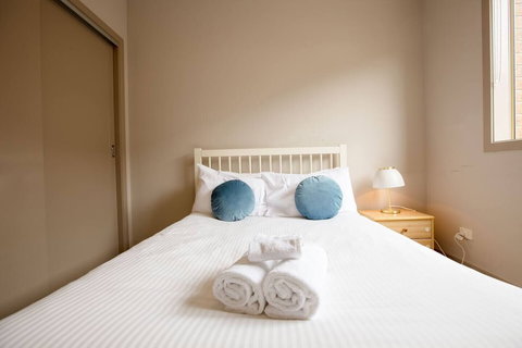 Gorgeous 4BR Home In Point Cook - Accommodation QLD 4