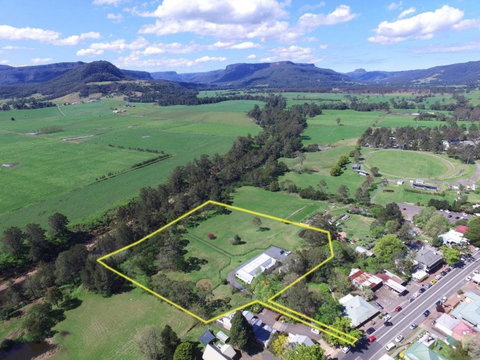 Rivermist Luxury 6 Bedrooms & 6 Bathrooms! - Accommodation QLD 1