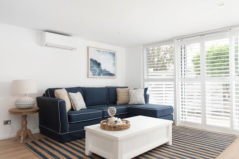 Arabella Stylish Seaside Sanctuary With Views - Accommodation QLD 2