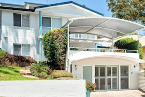 Arabella Stylish Seaside Sanctuary With Views - Accommodation QLD 0