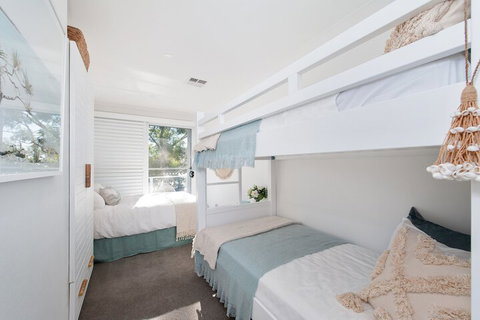 Arabella Stylish Seaside Sanctuary With Views - Accommodation QLD 7