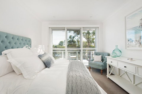 Arabella Stylish Seaside Sanctuary With Views - Accommodation QLD 5