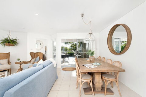 Arabella Stylish Seaside Sanctuary With Views - Accommodation QLD 4