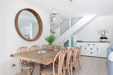 Arabella Stylish Seaside Sanctuary With Views - Accommodation QLD 3