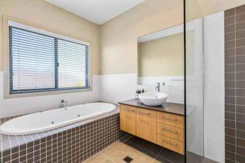 Elliston At Corporate Boardies. - Accommodation QLD 3