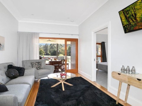 Advilla Stylish Charming & Central Location - Accommodation QLD 5