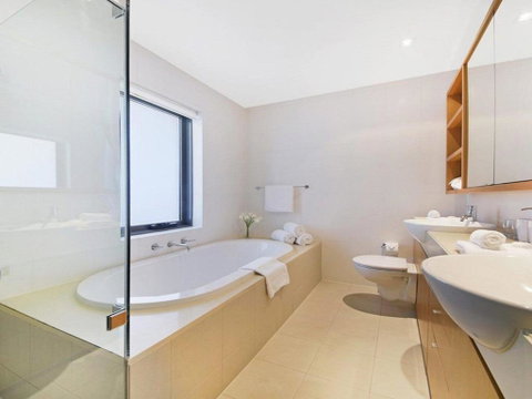 Arum 4 Heritage Park Contemporary & Timeless - Accommodation QLD 2