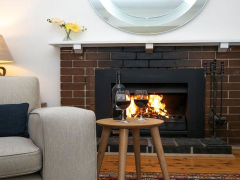 Canary Cottage Fresh Clean Simple & Comfortable - Accommodation QLD 3