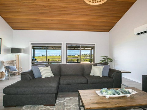 Ohana Oasis Front Row To Reserve Beach & Ocean - Accommodation QLD 3