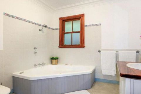 Treetops Elegant Inviting Designer Cedar Home - Accommodation QLD 4