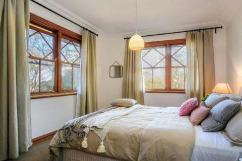 Treetops Elegant Inviting Designer Cedar Home - Accommodation QLD 2