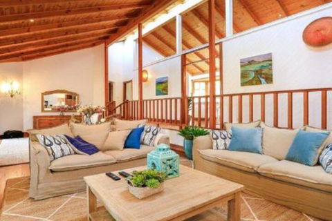 Treetops Elegant Inviting Designer Cedar Home - Accommodation QLD 7