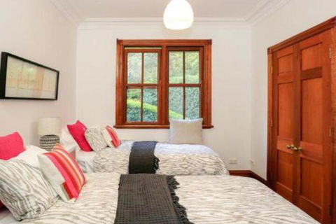 Treetops Elegant Inviting Designer Cedar Home - Accommodation QLD 3