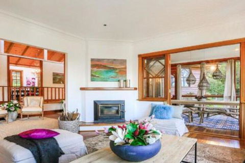 Treetops Elegant Inviting Designer Cedar Home - Accommodation QLD 6