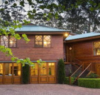 Treetops elegant inviting designer cedar home - Accommodation QLD